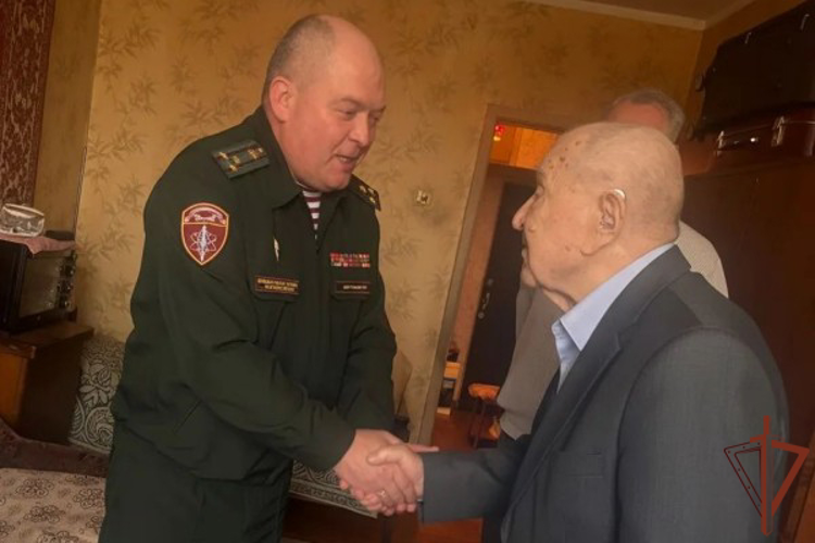 Военнослужащие Центрального округа Росгвардии поздравили ветерана Великой Отечественной войны с 99‑летием