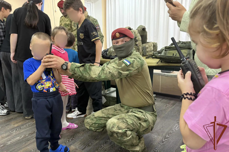 В Уфе военнослужащие отряда специального назначения Росгвардии имени М. Шаймуратова провели урок безопасности для детей