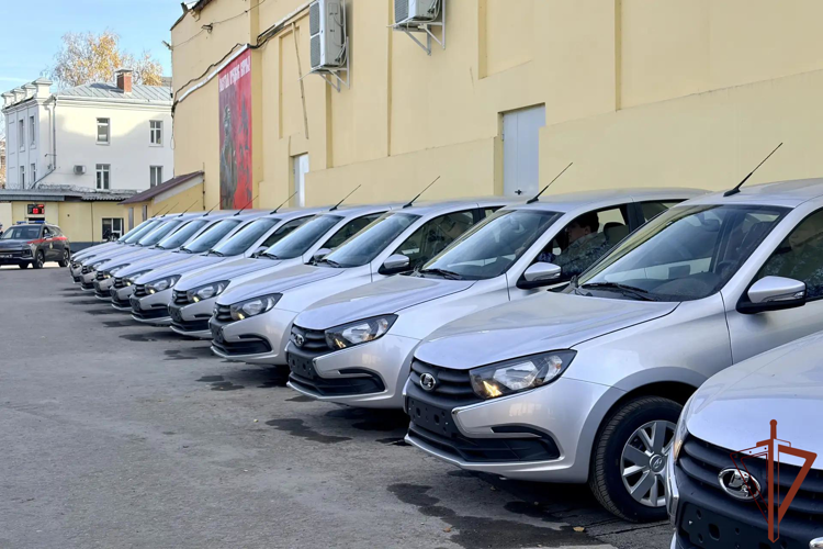В Самаре сотрудникам Росгвардии вручили ключи от новых служебных автомобилей