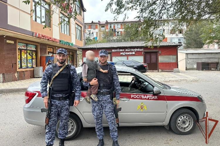 В Дагестане росгвардейцы вернули матери потерявшегося ребенка