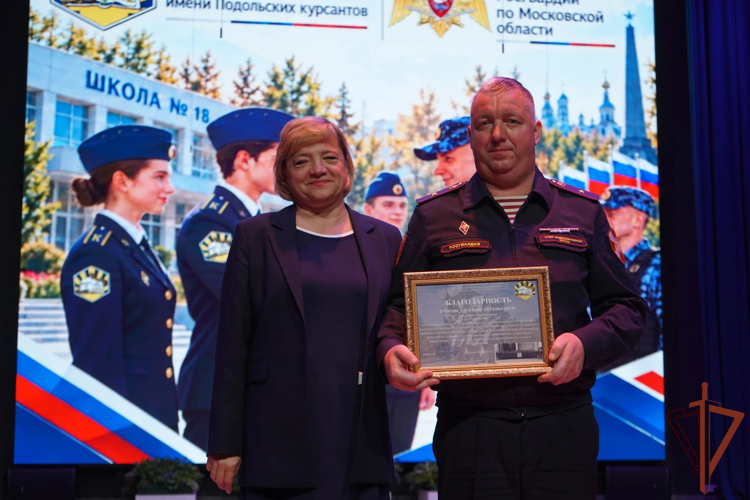 Церемония вручения погон учащимся подшефного класса Росгвардии состоялась в Подмосковье (видео)