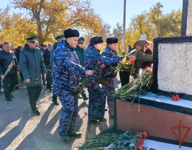 Росгвардейцы почтили память испытателей ракетной техники на Байконуре
