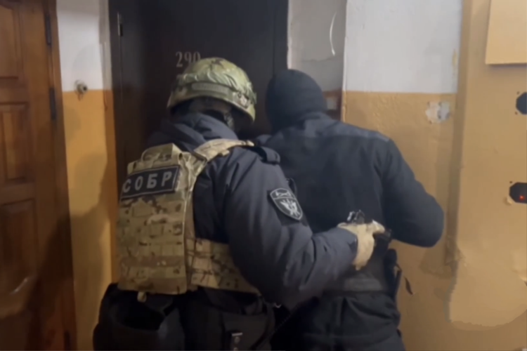 При содействии спецназа Росгвардии в Ульяновской области задержаны обвиняемые в хищении выплат, положенных при заключении контракта (видео)
