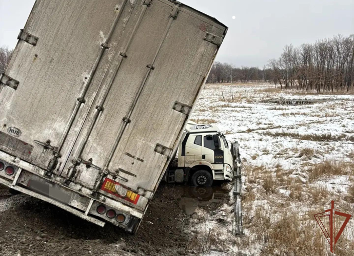 В Хабаровском крае сотрудники Росгвардии помогли водителю грузовика, пострадавшему в ДТП