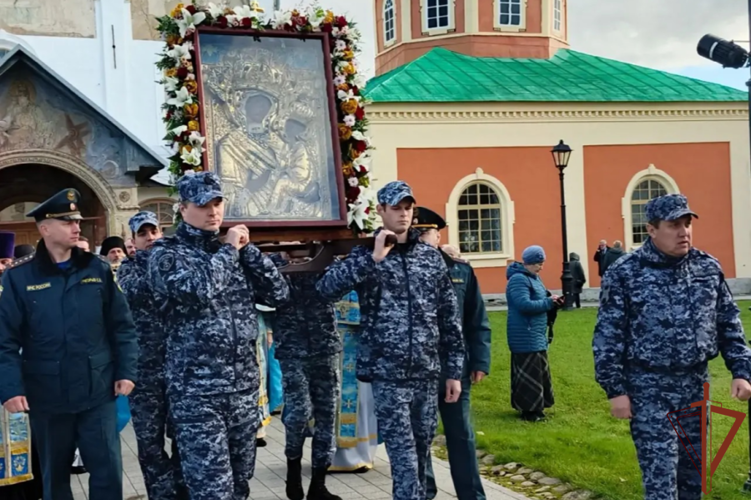 Сотрудники Росгвардии обеспечили правопорядок во время перенесения Тихвинской иконы Божией Матери