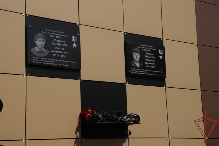 В новосибирской воинской части Росгвардии открыли мемориальную композицию в память о Героях России