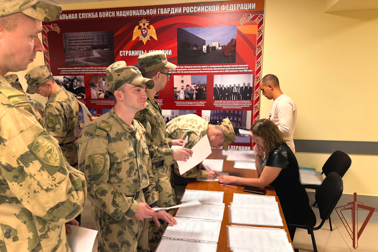 Военнослужащие и сотрудники Уральского округа Росгвардии продолжают участвовать в едином дне голосования