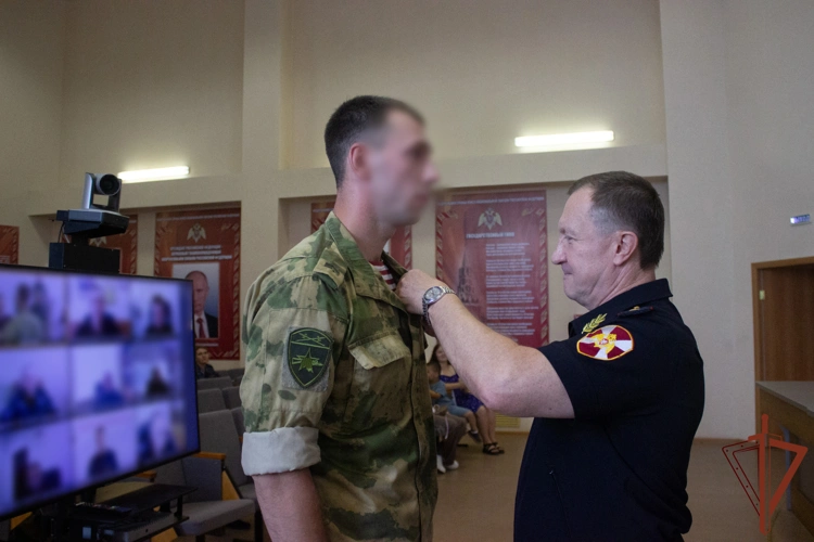 Военнослужащие и сотрудники Уральского округа Росгвардии удостоены государственных наград