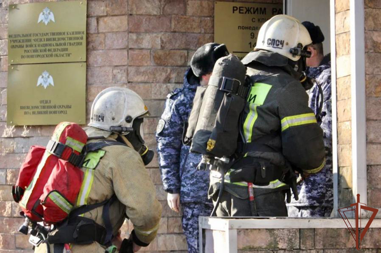 В Великом Новгороде росгвардейцы провели совместное пожарно-тактическое учение с сотрудниками регионального МЧС России