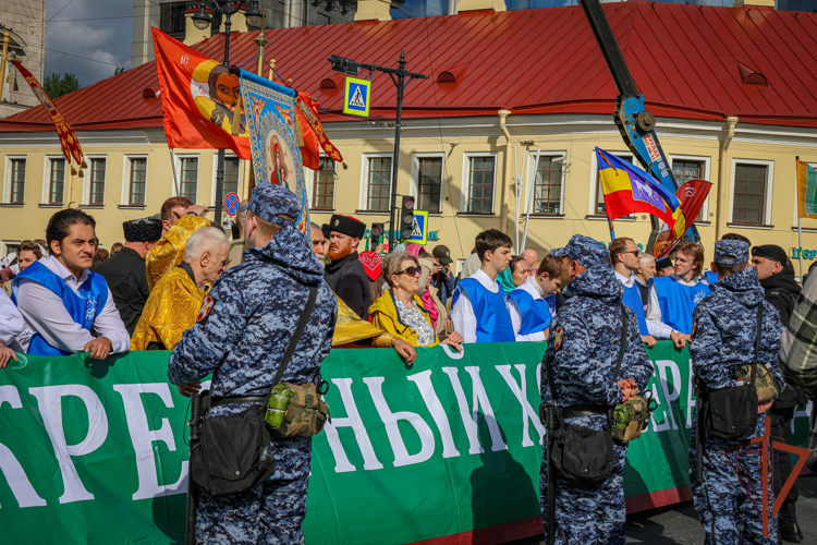 Безопасность участников Крестного хода обеспечили росгвардейцы в Санкт-Петербурге