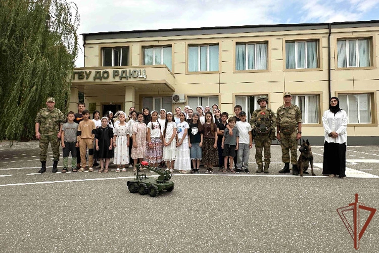 В Чеченской Республике росгвардейцы познакомили детей с профессией защитника Отечества