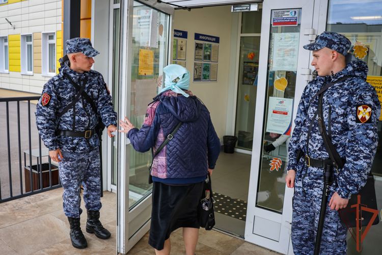 В Ленинградской области росгвардеец оказал помощь почувствовавшему себя плохо пожилому мужчине на избирательном участке