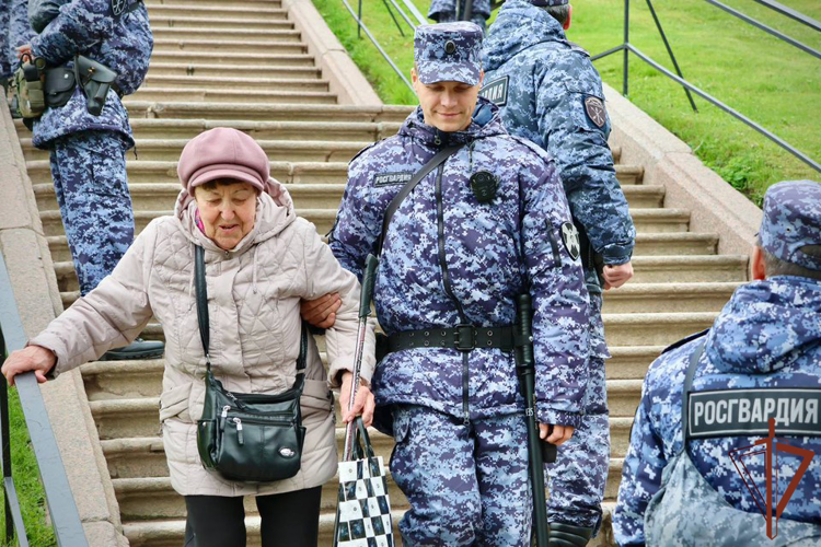 Росгвардейцы обеспечили безопасность проведения весеннего праздника фонтанов в Петергофе