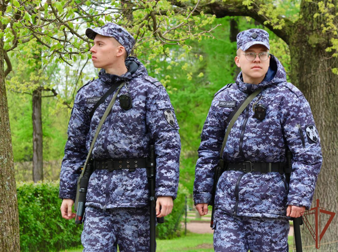 Росгвардейцы обеспечили безопасность проведения весеннего праздника фонтанов в Петергофе