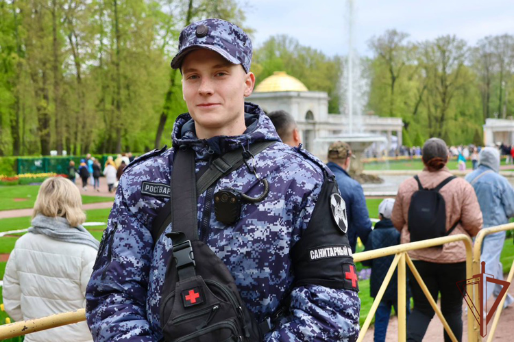 Росгвардейцы обеспечили безопасность проведения весеннего праздника фонтанов в Петергофе