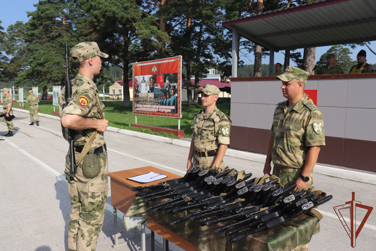 Курсантам первого курса Новосибирского военного института Росгвардии торжественно вручили личное оружие