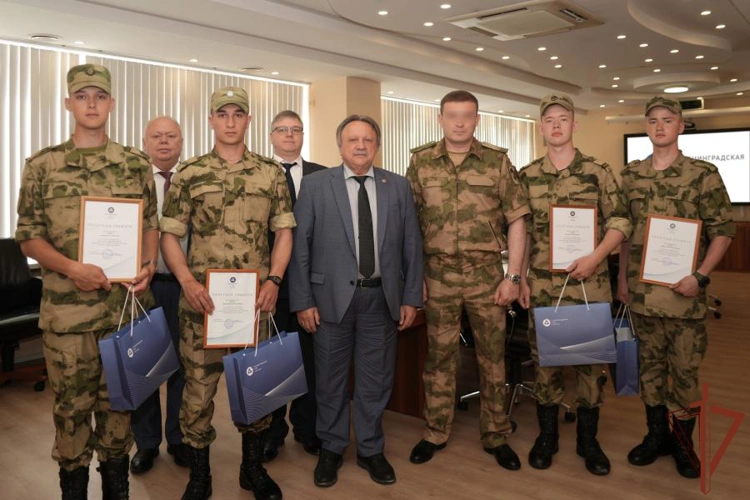 За сбитые в Санкт-Петербурге и Ленобласти украинские беспилотники росгвардейцев наградил директор ЛАЭС