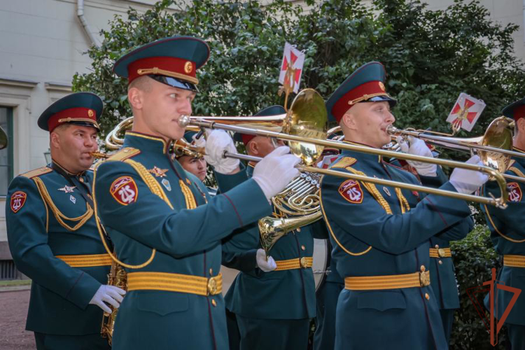 В Санкт-Петербурге военный оркестр Северо-Западного округа Росгвардии выступил на празднике «Проводы Белых ночей»