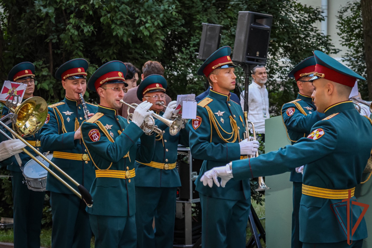 В Санкт-Петербурге военный оркестр Северо-Западного округа Росгвардии выступил на празднике «Проводы Белых ночей»