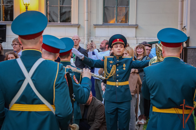 В Санкт-Петербурге военный оркестр Северо-Западного округа Росгвардии выступил на празднике «Проводы Белых ночей»