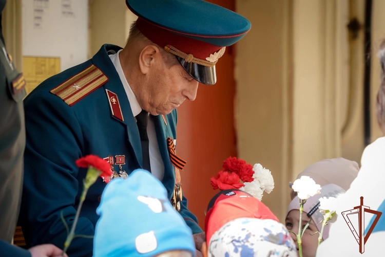 103-летнего ветерана войны и жителя блокадного Ленинграда поздравили парадом росгвардейцы в Санкт-Петербурге