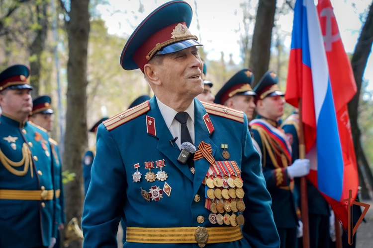 103-летнего ветерана войны и жителя блокадного Ленинграда поздравили парадом росгвардейцы в Санкт-Петербурге