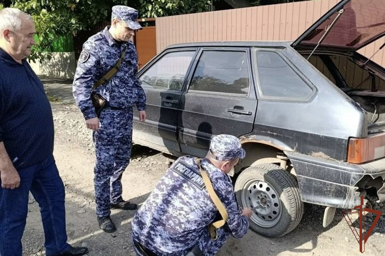 Росгвардейцы помогли пенсионеру с ремонтом автомобиля в Ростовской области
