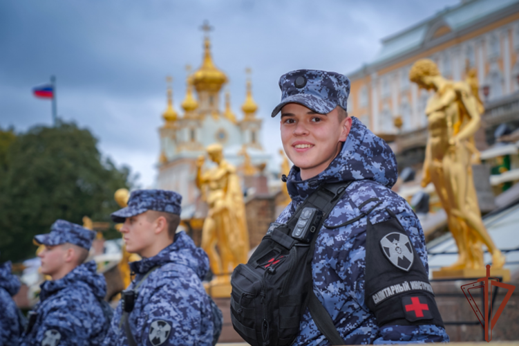 Росгвардейцы обеспечили безопасность осеннего фестиваля фонтанов в Петергофе