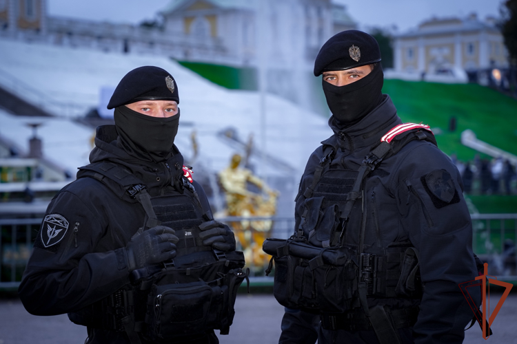 Росгвардейцы обеспечили безопасность осеннего фестиваля фонтанов в Петергофе