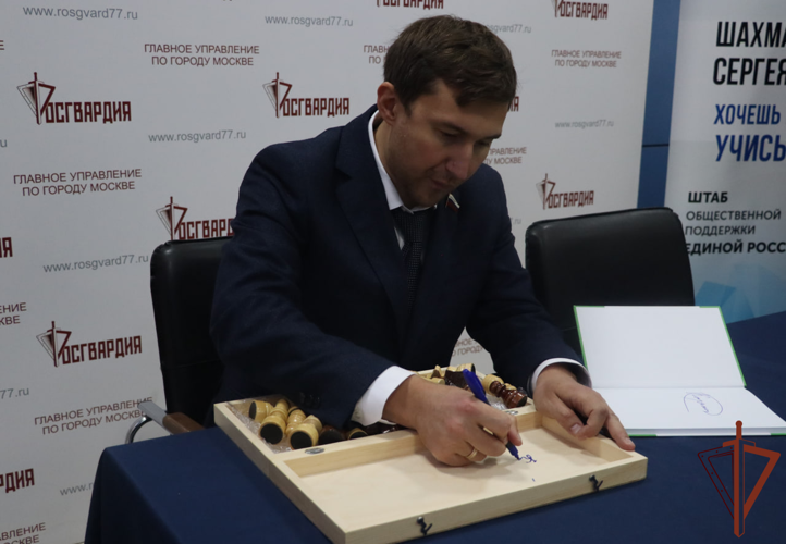 В столичном главке Росгвардии открылся шахматный клуб Сергея Карякина (видео)