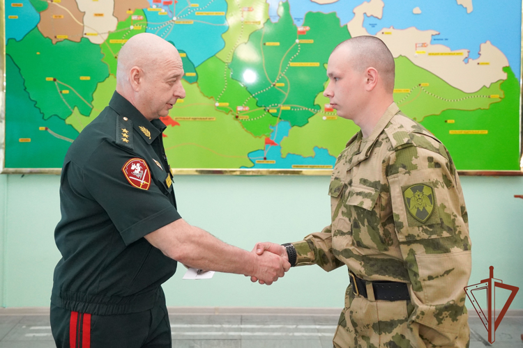 Командующий Северо-Западным округом Росгвардии наградил военнослужащих, сбивших четыре украинских беспилотника в петербургском небе (видео)