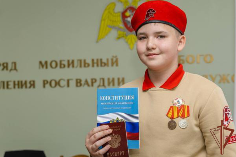Росгвардейцы вручили первые паспорта юным жителям Калуги