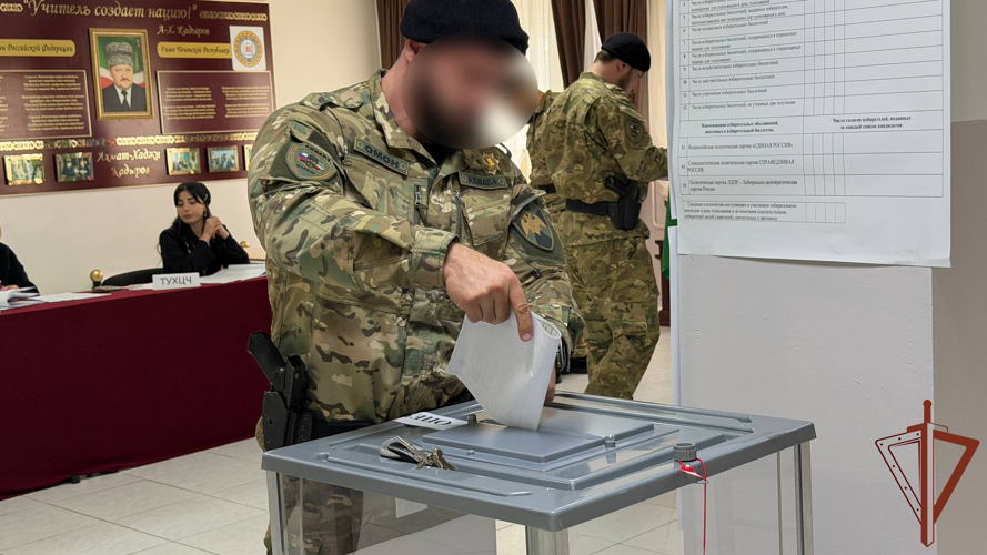 Личный состав Северо-Кавказского округа Росгвардии продолжает участвовать в Едином дне голосования
