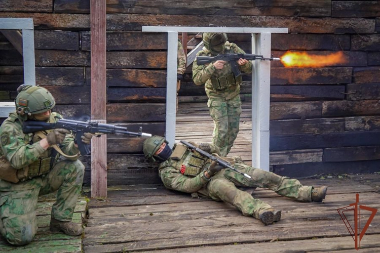 Оказание медицинской помощи в боевых условиях отработал спецназ Росгвардии под Петербургом (видео)