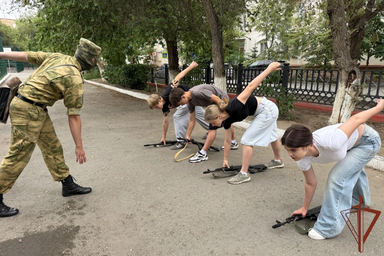 Военнослужащие астраханского батальона Росгвардии поддержали акцию "Каникулы с Росгвардией"