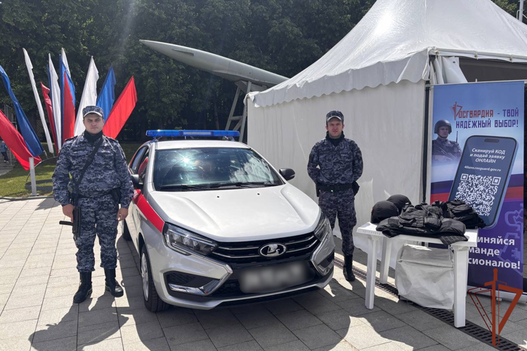 В Калуге росгвардейцы рассказали о своей профессии на космическом фестивале «108 минут» 