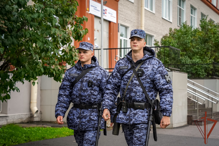 Росгвардейцы обеспечили безопасность проведения единого дня голосования на северо-западе страны