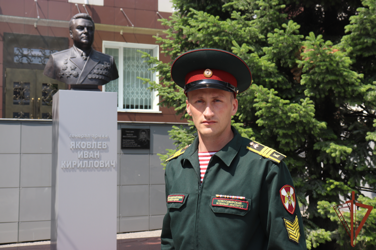 Курсант Новосибирского военного института Росгвардии оказал первую помощь попавшему в ДТП мотоциклисту