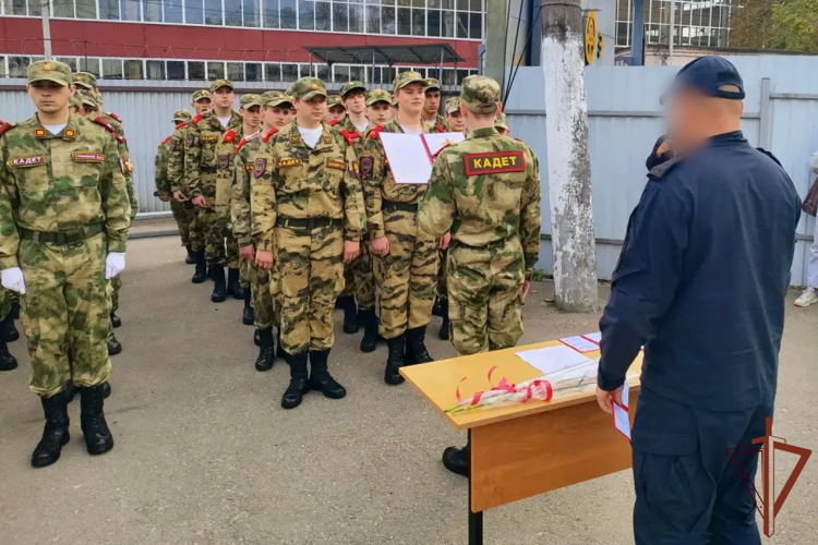 Росгвардейцы приняли участие в торжественной церемонии принесения присяги кадетами в Калуге