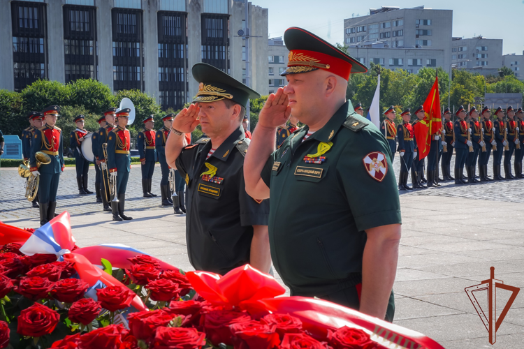 Делегация Росгвардии почтила память защитников Ленинграда