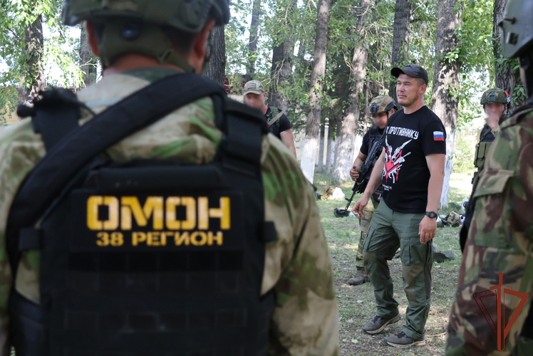 В Иркутске росгвардейцы отработали навыки тактической медицины под руководством инструктора Российского университета спецназа