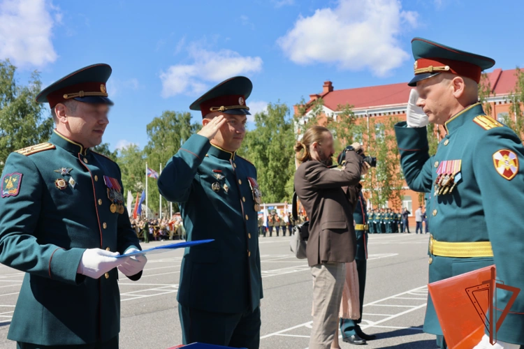 В Санкт-Петербурге вручили дипломы выпускникам факультета материально-технического обеспечения Росгвардии