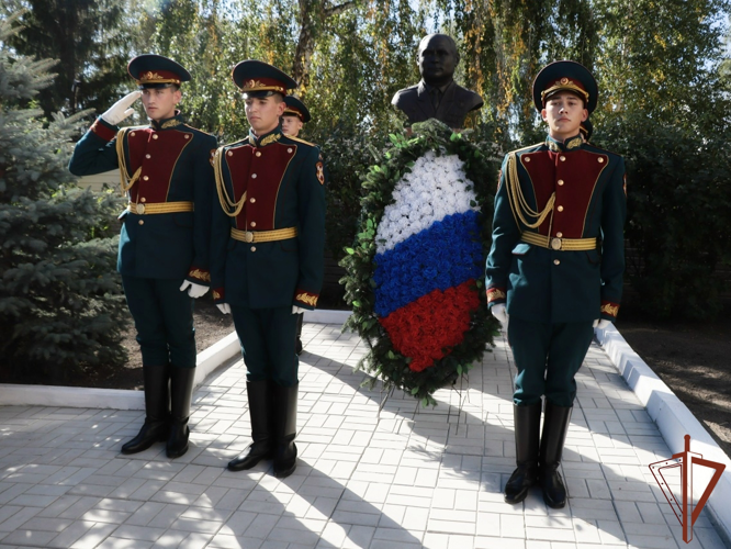 В Новосибирском военном институте Росгвардии открыли памятный бюст первому начальнику учебного заведения