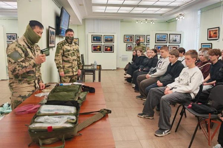 В Белгородской области спецназ Росгвардии провел мастер-класс по тактической медицине для студентов колледжа