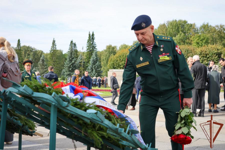 Делегация Росгвардии почтила память жертв блокады Ленинграда