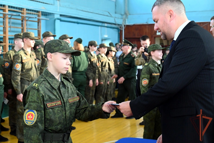 В Екатеринбурге росгвардейцы поздравили учащихся Кадетского корпуса с торжественным событием в их жизни