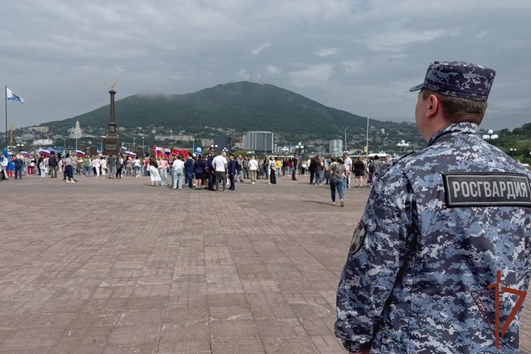 На Дальнем Востоке росгвардейцы приняли участие в мероприятиях, посвященных Дню государственного флага России