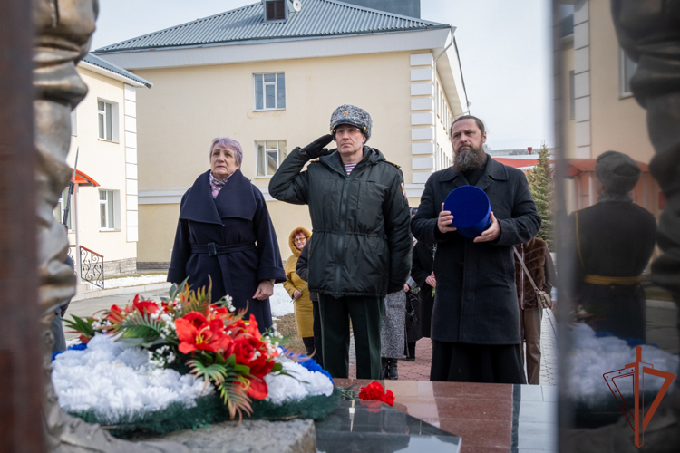 Командующий Уральским округом Росгвардии встретился с семьями погибших защитников Отечества