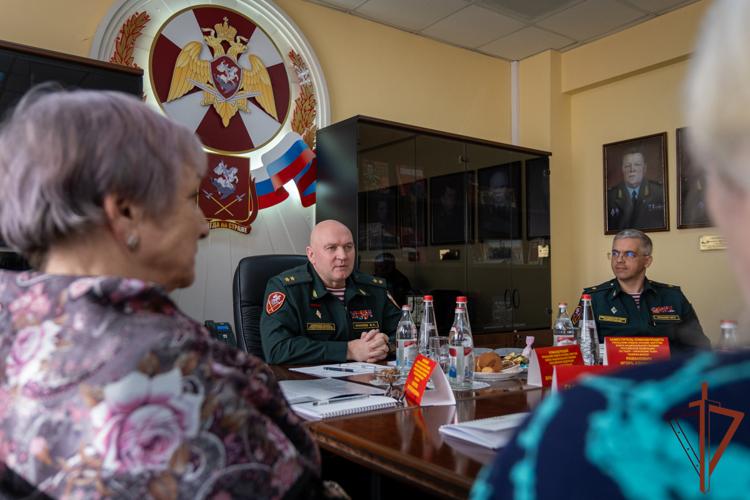 Командующий Уральским округом Росгвардии встретился с семьями погибших защитников Отечества