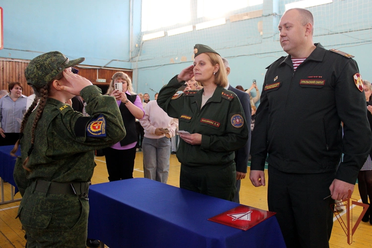В Екатеринбурге росгвардейцы поздравили учащихся Кадетского корпуса с торжественным событием в их жизни